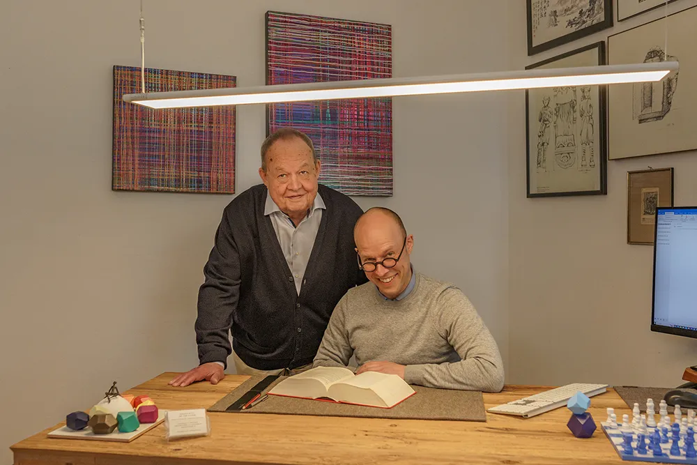 Rechtsanwalt und Notar a.D. Wolfgang Illner mit seinem Sohn Rechtsanwalt und Notar Dr.jur Tim Illner am Schreibtisch in der Kanzlei.